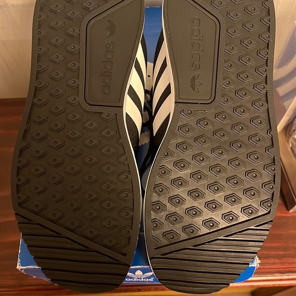 Adidas classic sneakers NWT - Picture 2 of 5